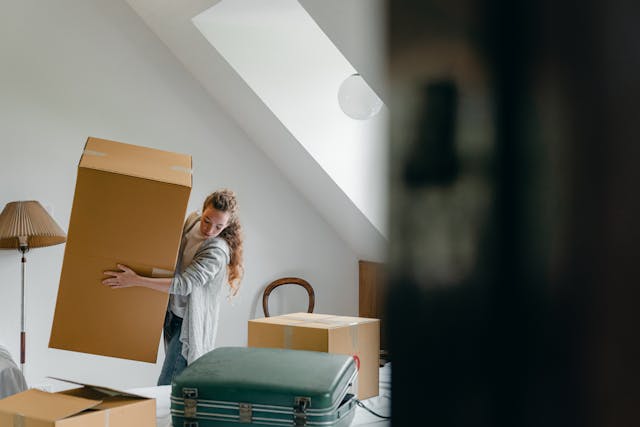 woman packing boxes